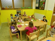 Kuchaři připravují bramborový salát